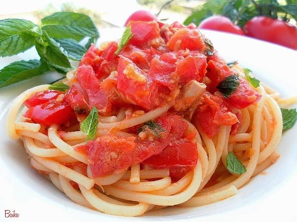 Spaghetti z tuńczykiem, pomidorami i miętą