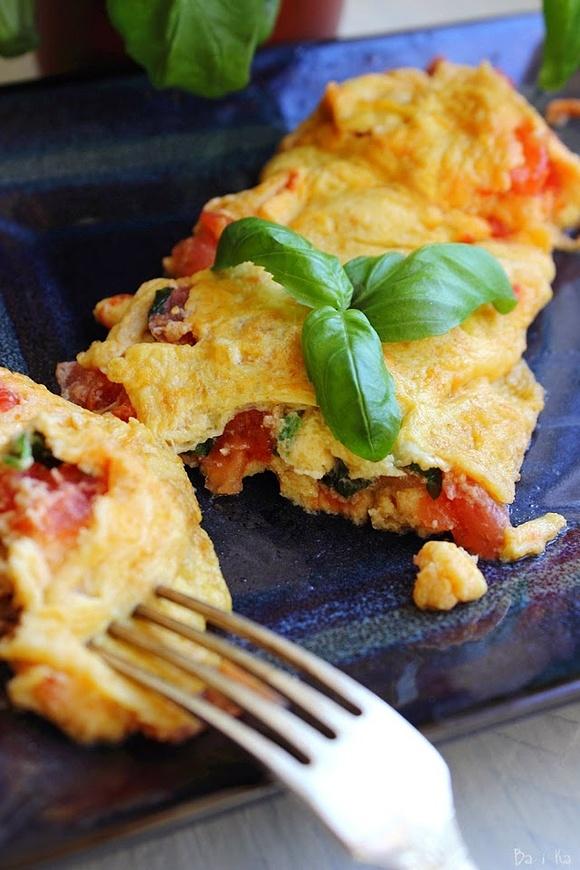Omlet z pomidorami i bazylią