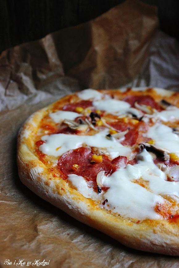Pizza z salami, boczkiem, pieczarkami, kukurydzą i cebulą