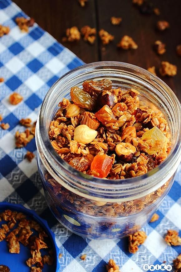 Granola domowa z orzechami, owocami i miodem
