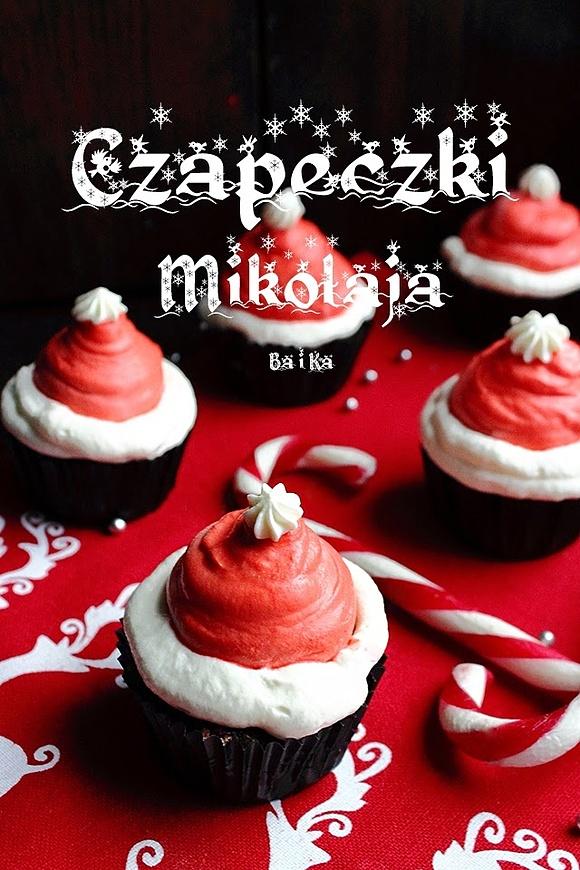 Czekoladowe babeczki z bitą śmietaną w czapeczkach Mikołaja