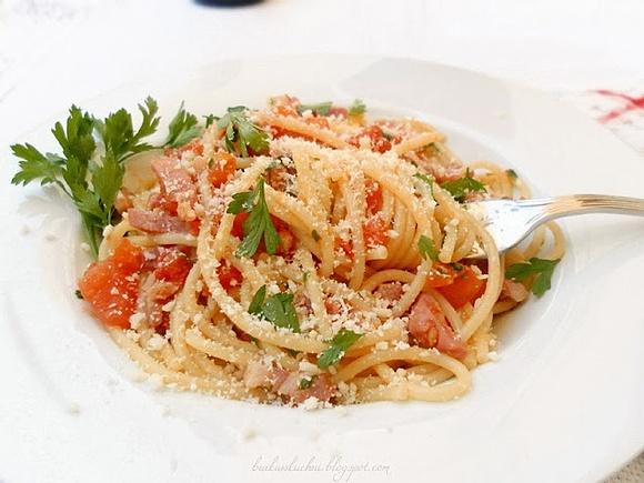 Spaghetti z boczkiem i pomidorami