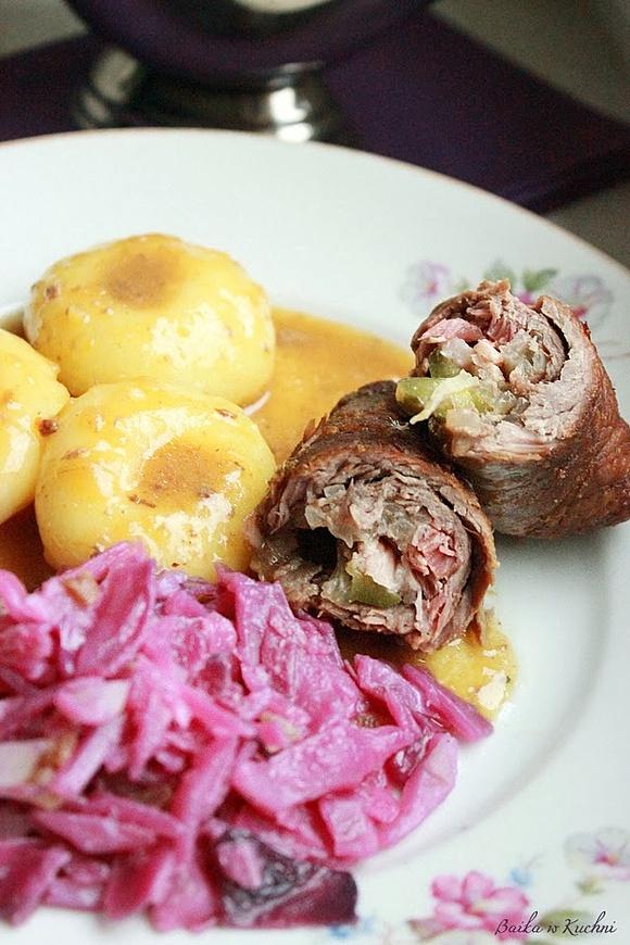 Roladki wołowe z kluskami śląskimi i modrą kapustą
