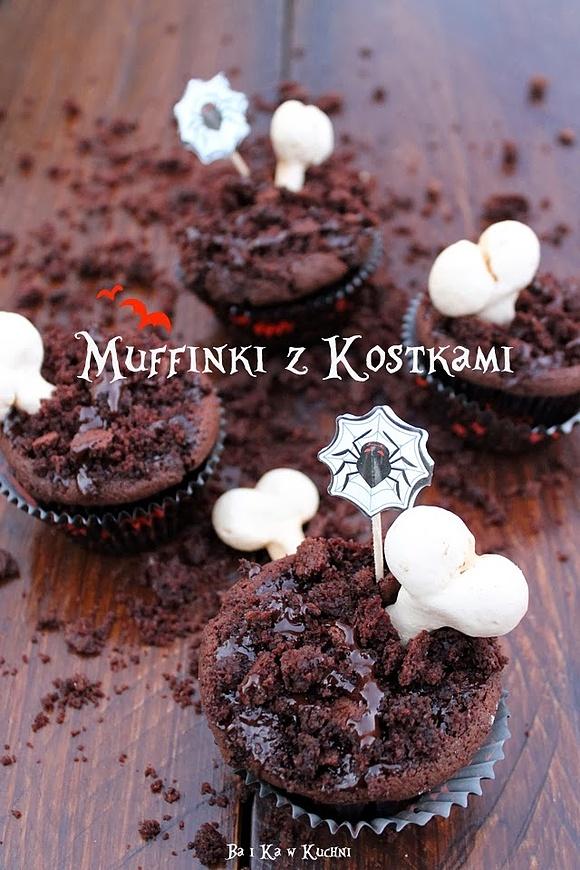 Muffinki z czekoladą i bezowymi kostkami na halloween