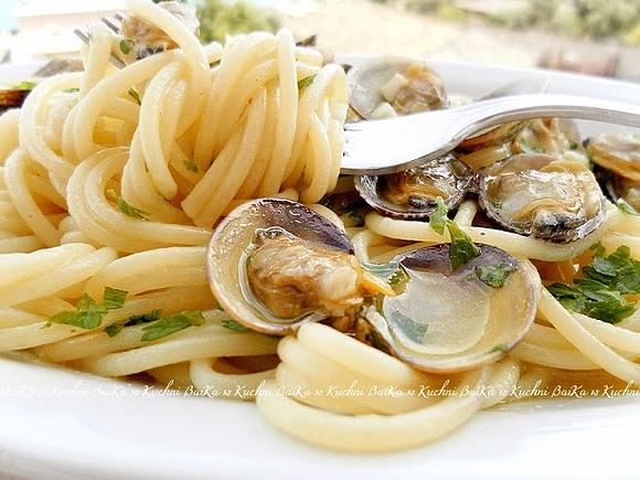 Spaghetti z małżami, czosnkiem i natką pietruszki