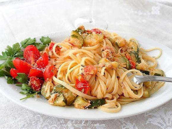 Fettuccine z tuńczykiem cukinią i pomidorkami koktajlowymi