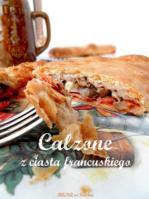 Calzone z ciasta francuskiego z farszem à la pizza capricciosa