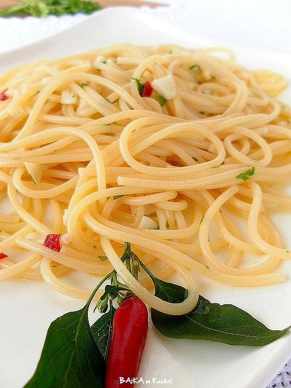 Spaghetti aglio olio e peperoncino - włoski makaron z czosnkiem i chili