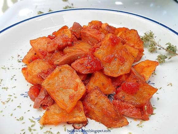 Ziemniaki z parówkami pomidorami i oregano