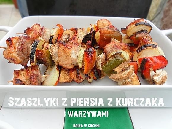 Szaszłyki z piersią z kurczaka i warzywami na grilla