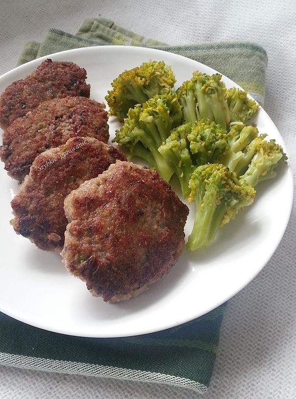 Kotlety mielone bez panierki i jajek z brokułami i pieczarkami