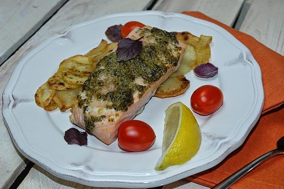 Pieczony łosoś z pesto