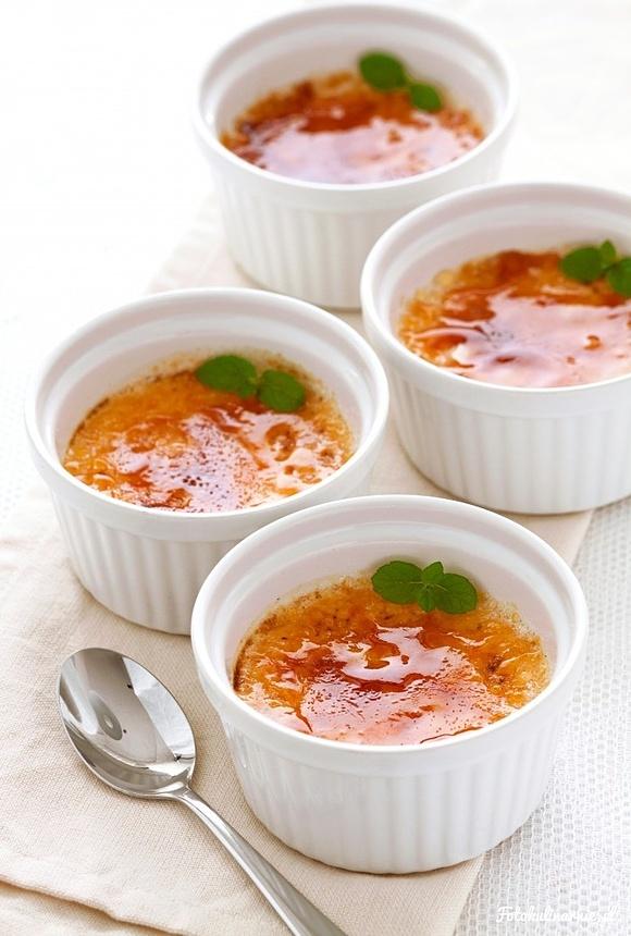 Crème brûlée - klasyczny deser z karmelem i kremowym wnętrzem