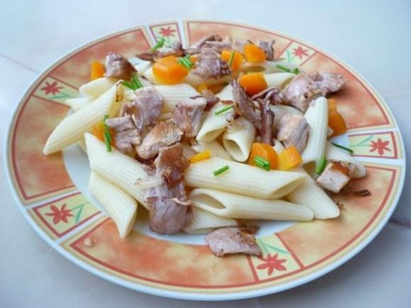 Makaron penne z mięsem i warzywami
