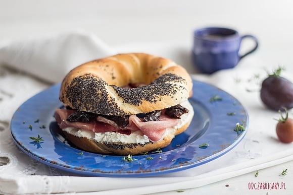 Bajgiel z serkiem i szynką parmeńską
