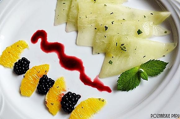 Carpaccio z melona i sosem z jeżyn