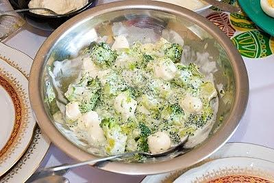 Sałatka z brokułów i sera mozzarella