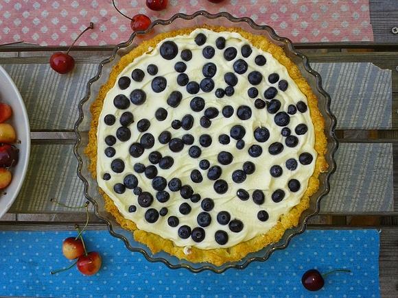 Sezonowa tarta na kruchym spodzie z owocami sezonowymi