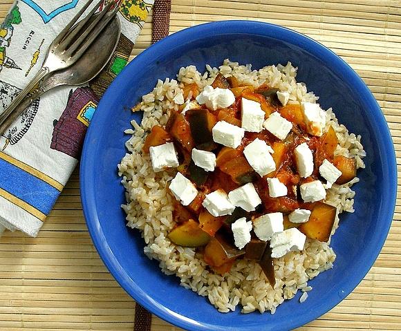 Ratatouille z bakłażanem i serem feta na brązowym ryżu