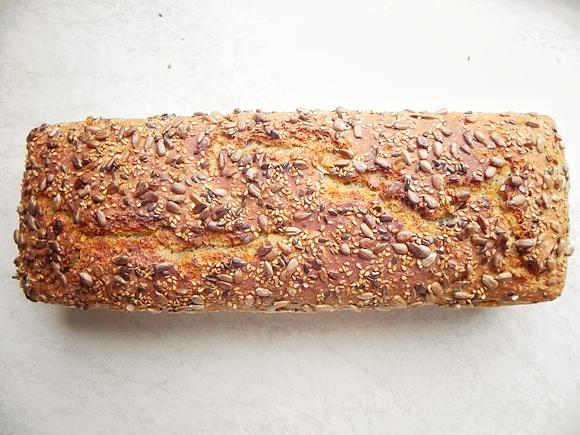 Domowy chleb żytnio-pszenny z ziaren i otrębami