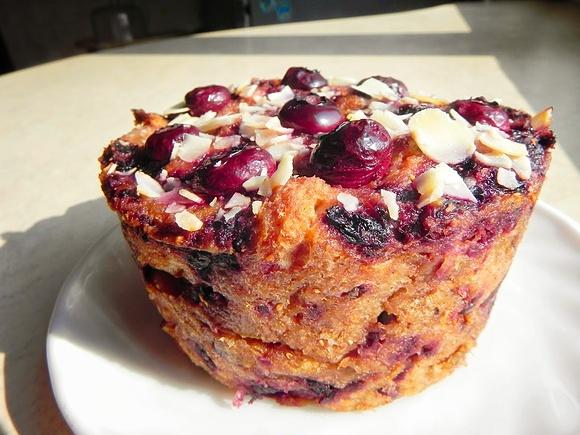 Borówkowy pudding chlebowy z czerstwego pieczywa