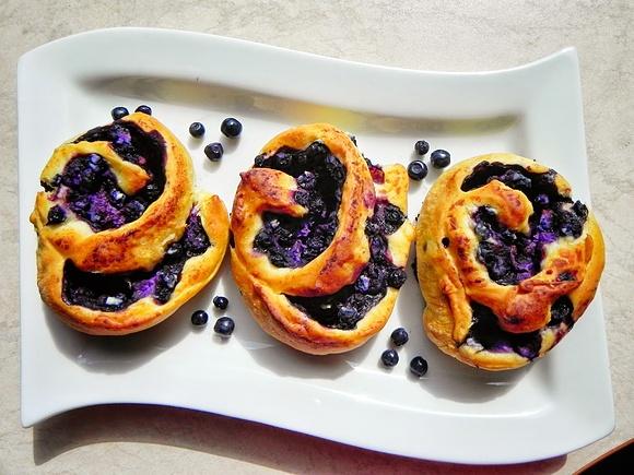 Blueberry rolls z miodową ricottą i jagodami drożdżowe ślimaki