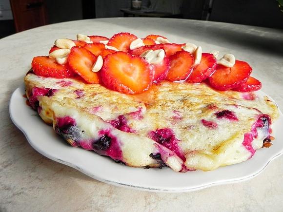 Omlet biszkoptowy nadziany czarną porzeczką