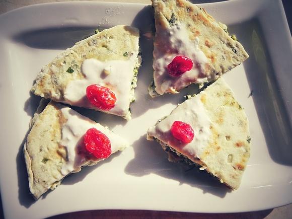 Pizza z flatbreads z szpinakiem, jajkiem i suszonymi pomidorami
