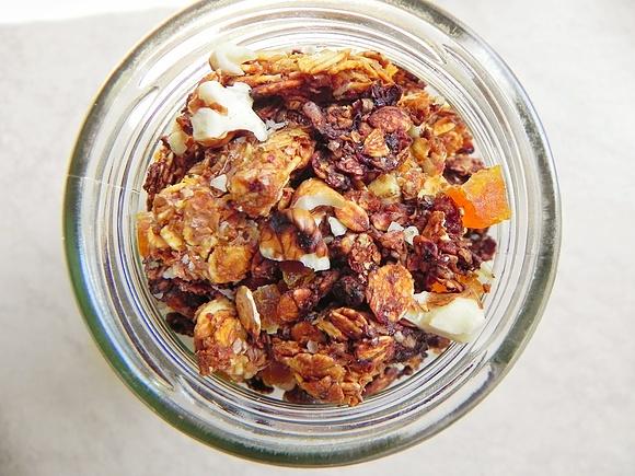 Domowa granola z bananem, orzechami i suszonymi morelami