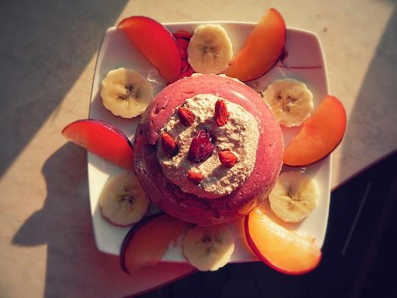 Truskawkowy pudding z kaszki kukurydzianej z bananem i cynamonowym twarożkiem