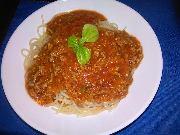 Spaghetti marchewkowe z mięsem mielonym i sosem pomidorowym