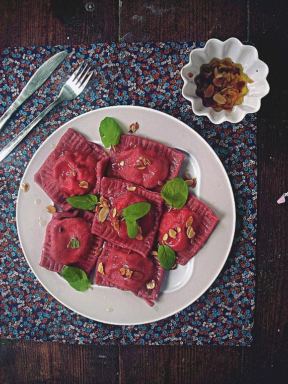 Ravioli buraczane z ricottą fenkułem i migdałami