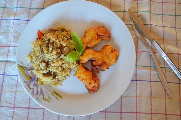 Kurczaczki w cieście naleśnikowym z risotto