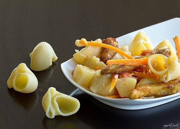 Orientalne lumaconi z kurczakiem i ananasem