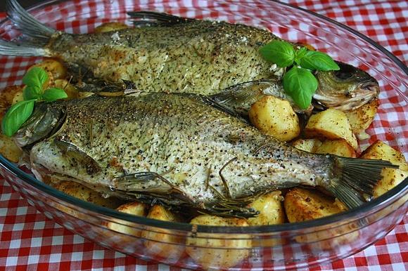 Pieczone leszcze z ziemniakami i ziołami