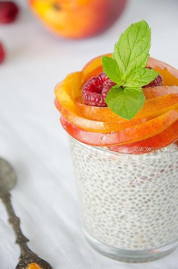 Waniliowy pudding chia z letnimi owocami