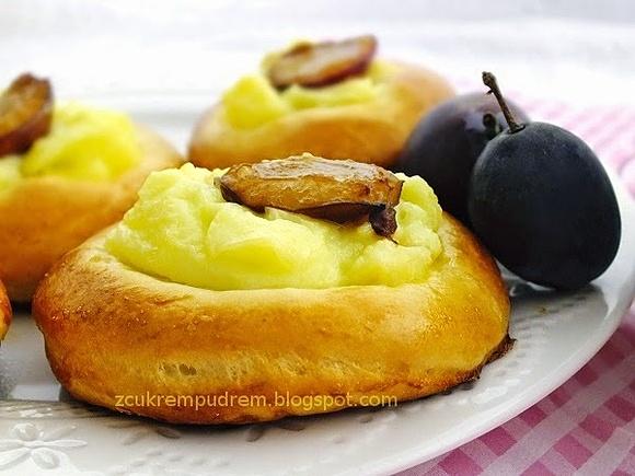 Drożdżówki z budyniem i śliwkami