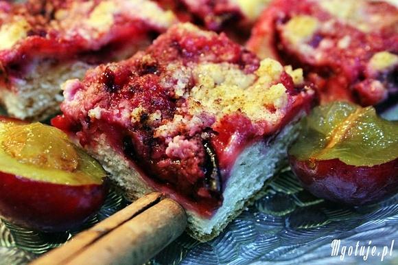 Ciasto drożdżowe ze śliwkami, cynamonem i kruszonką