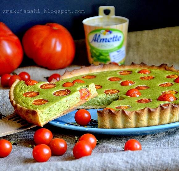 Tarta twarożkowa z pomidorkami koktajlowymi na słodkim spodzie