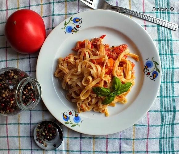 Tagliatelle z pomidorami i tuńczykiem