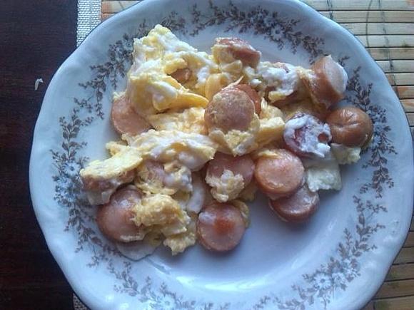 Jajecznica z parówką
