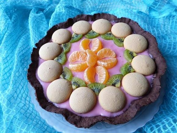 Kakaowa tarta z budyniem i owocami