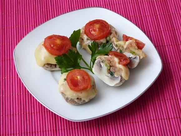 Pieczarki zapiekane z mięsem i serem