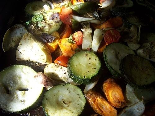 Pieczone warzywa z oliwą i ziołami, pasta i sałatka sezonowa