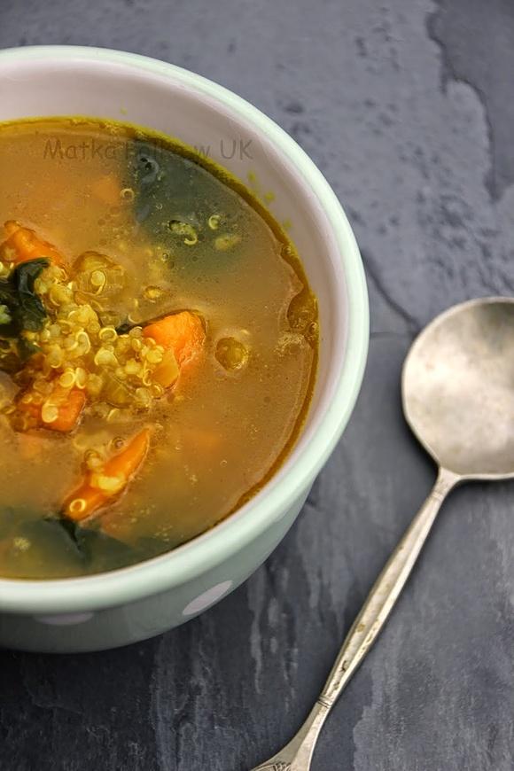 Zupa z batatów i quinoa ze szpinakiem i kurkumą