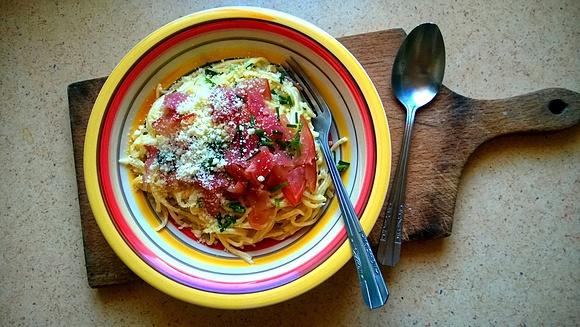 Kremowe spaghetti z szynką dojrzewającą
