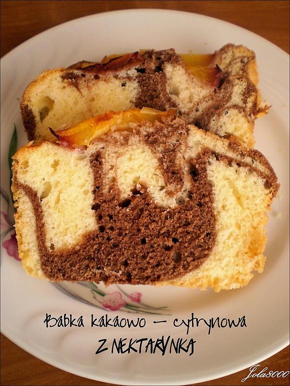 Babka kakaowo-cytrynowa z nektarynką