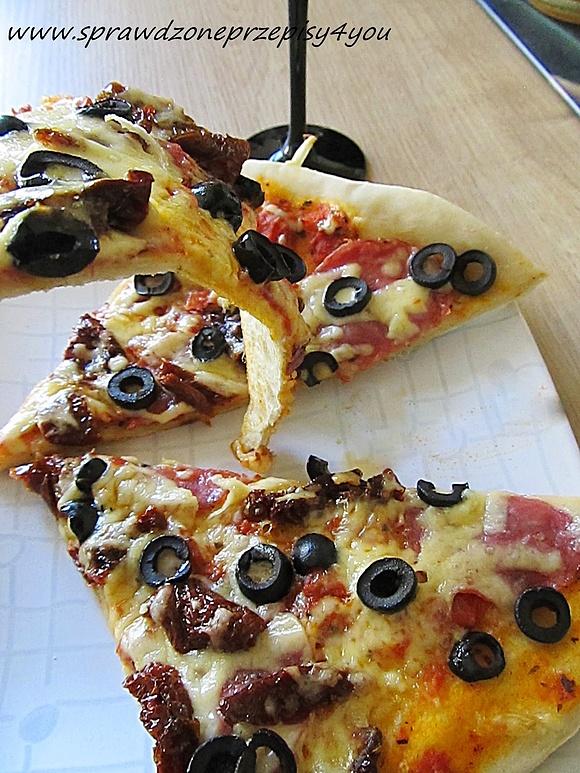 Pizza na cienkim cieście z suszonymi pomidorami i oliwkami