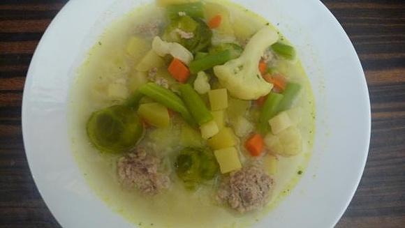 Zupa jarzynowa z pulpecikami zabielana