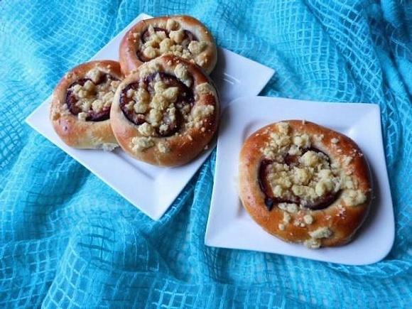 Drożdżówki ze śliwkami i kruszonką